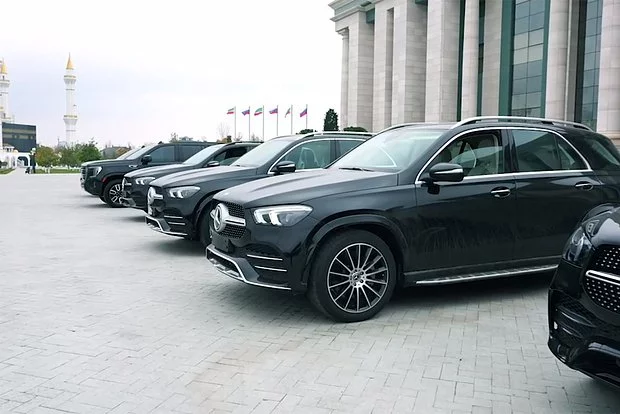 Рамзан Кадыров наградил командиров силовиков автомобилями высшего класса