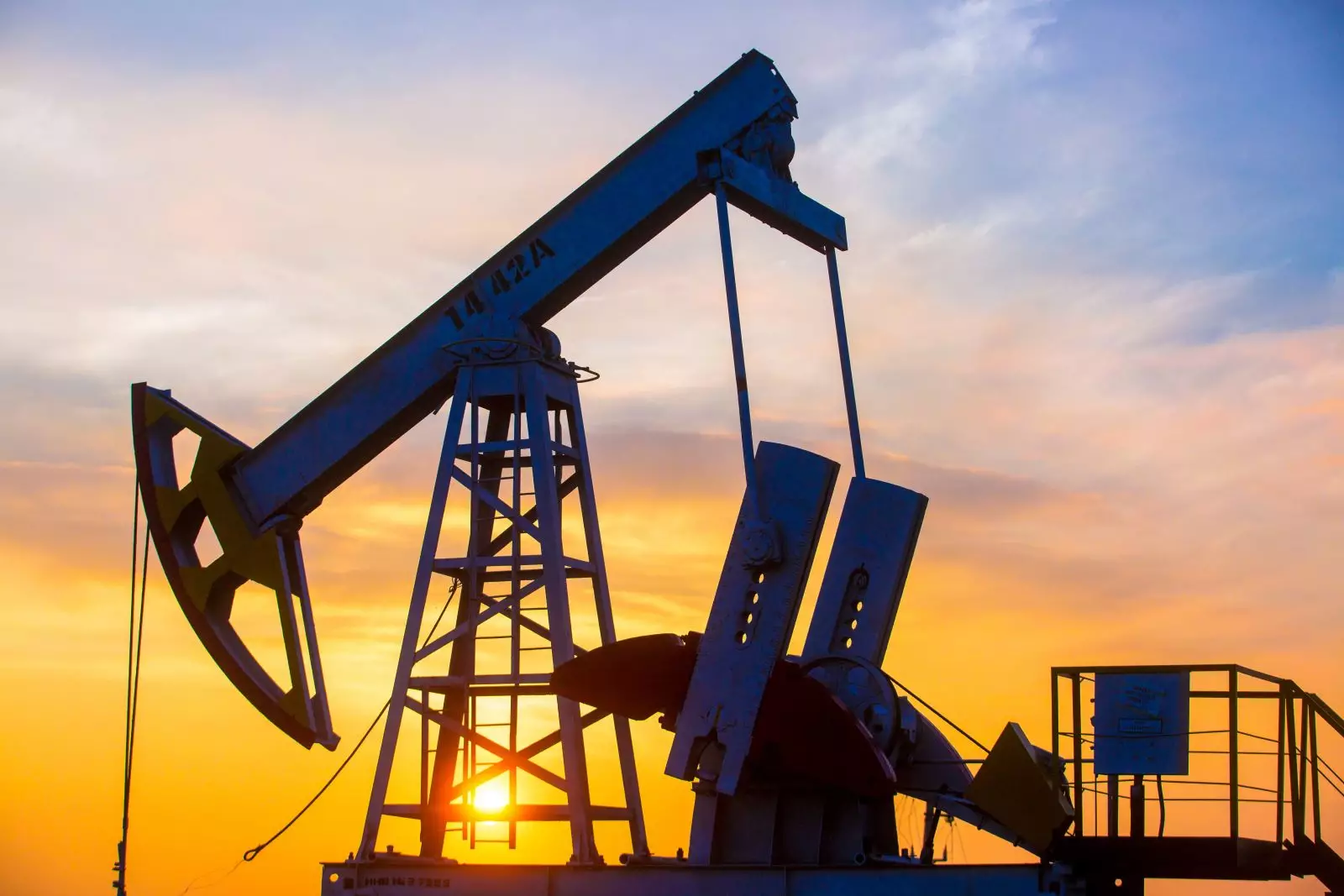 Алжир, Оман, Ирак, ОАЭ и Казахстан продлили сокращение добычи нефти до лета
