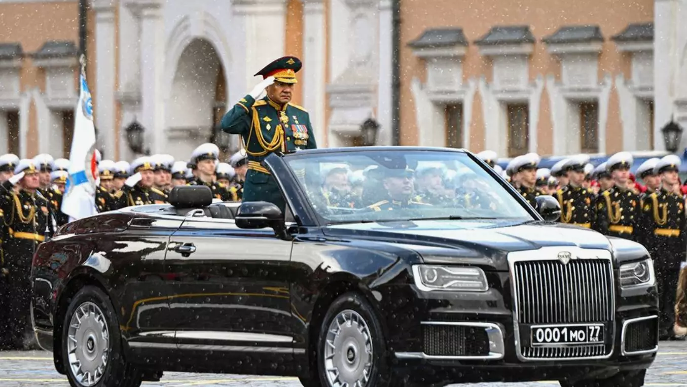 Парад Победы впервые в истории прошел при идущем снеге