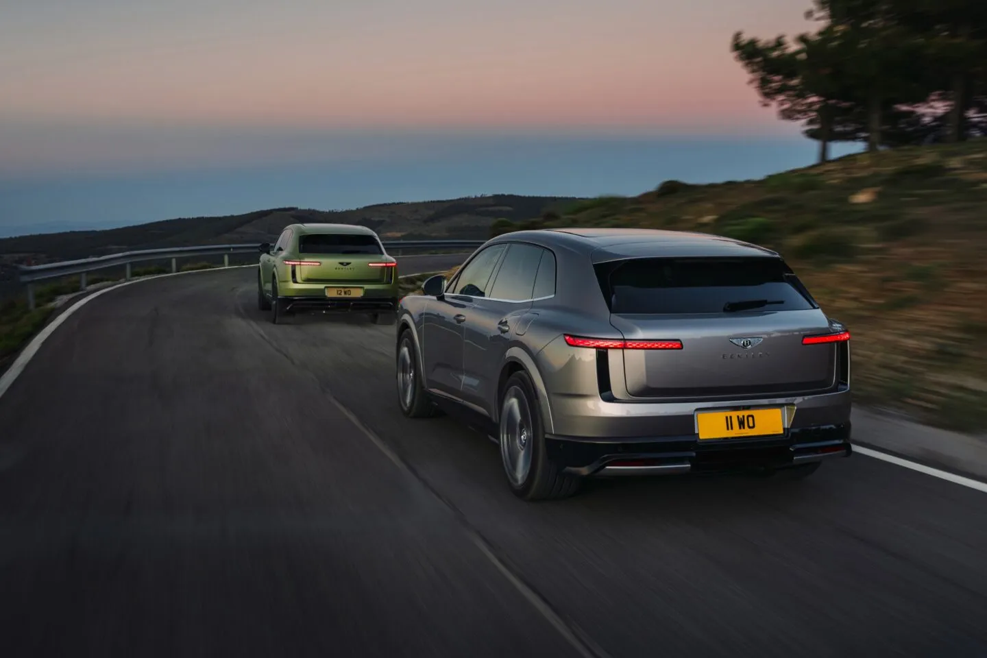 Два автомобиля Bentley Torcal уезжают от камеры