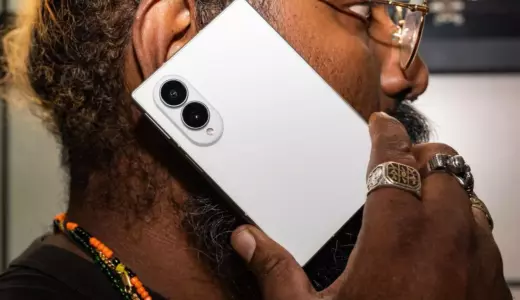 Samsung приветствует конкурента Apple и делает ставку на вес складных устройств