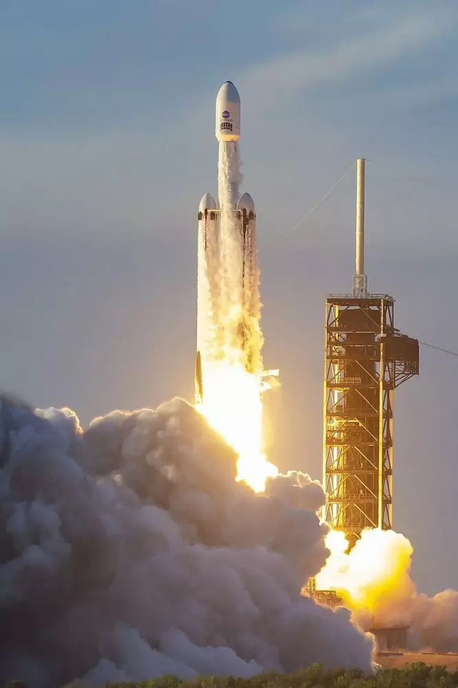 Запуск ракеты Falcon Heavy с космическим телескопом имени Нэнси Грейс Роман