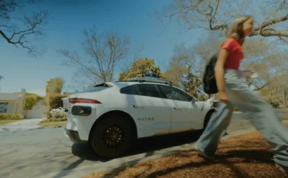 Waymo расширяет сервис: подростки от 13 лет смогут ездить на роботакси